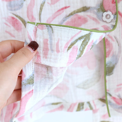 Pyjama-Set aus Baumwollgaze mit Blumenmuster und Tulpenmotiv