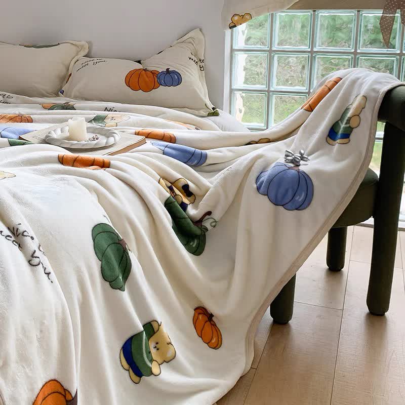 Flanelldecke mit Cartoon-Kürbis und süßem Bären
