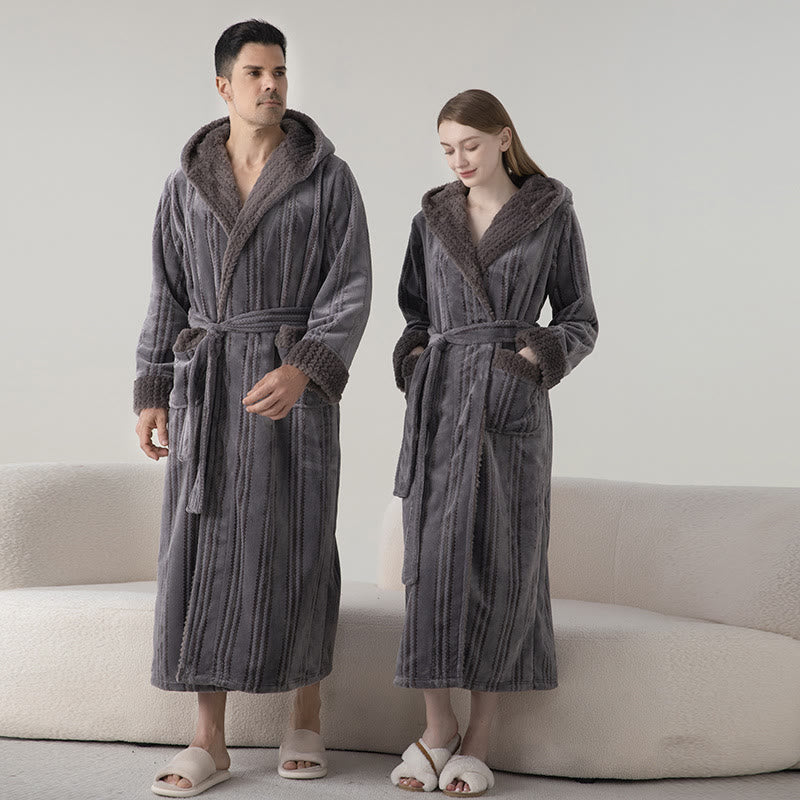 Langer Winterbademantel aus Fleece mit Kapuze - image 2