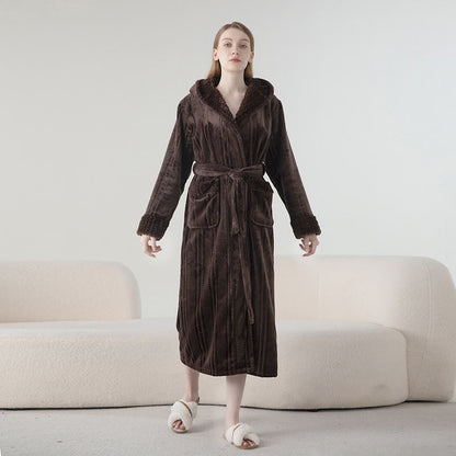 Langer Winterbademantel aus Fleece mit Kapuze - image 9