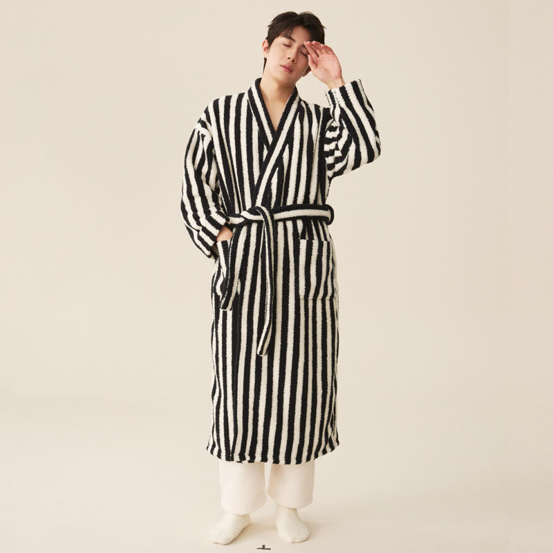Langer Bademantel aus Winterfleece mit modernen Streifen - Bademantel mit Hose - Schwarzweiß - Herren XXL - image 11