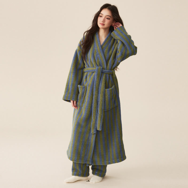 Langer Bademantel aus Winterfleece mit modernen Streifen - Bademantel mit Hose - Dunkelgrün - Damen XL - image 1