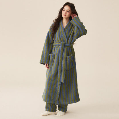 Langer Bademantel aus Winterfleece mit modernen Streifen - Bademantel mit Hose - Dunkelgrün - Damen XL - image 1