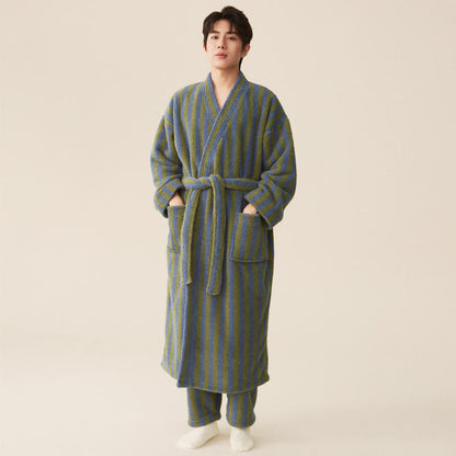 Langer Bademantel aus Winterfleece mit modernen Streifen - image 3