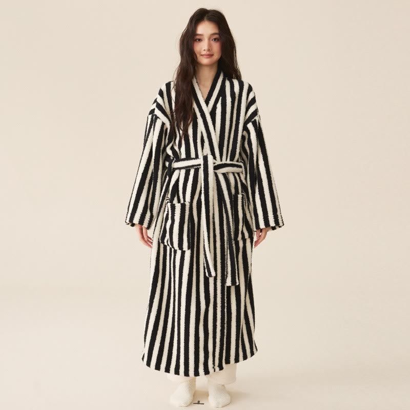 Langer Bademantel aus Winterfleece mit modernen Streifen - Bademantel mit Hose - Schwarzweiß - Damen XL - image 10