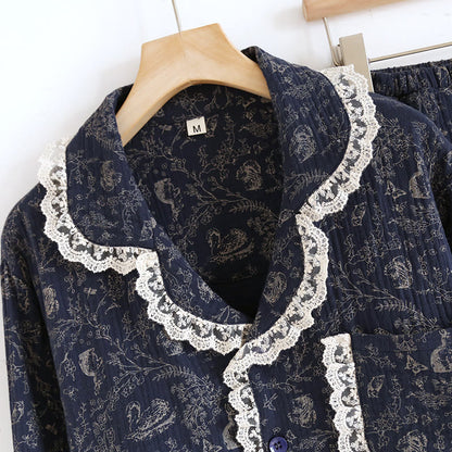 Ländliches Pyjama-Set aus Baumwolle mit Schwanenblumen