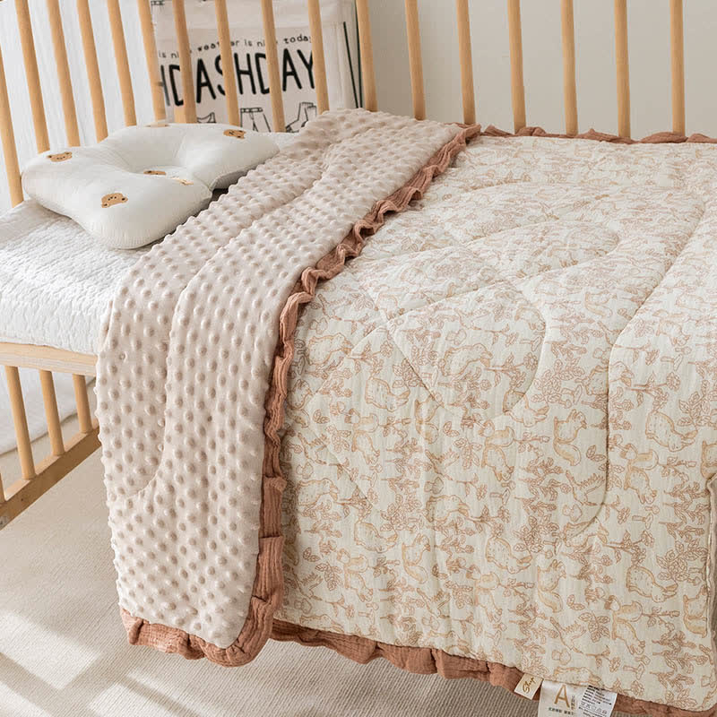 Atmungsaktive Babydecke aus Baumwolle mit Rüschen