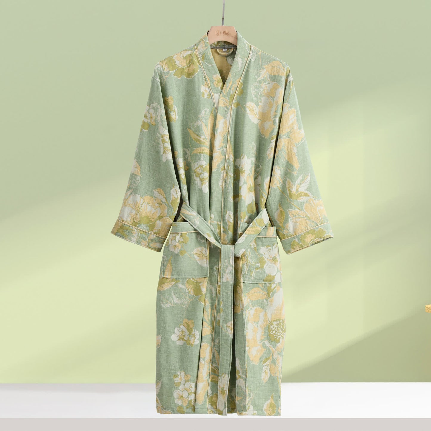 Eleganter, weicher Bademantel aus reiner Baumwolle mit Blumenmuster