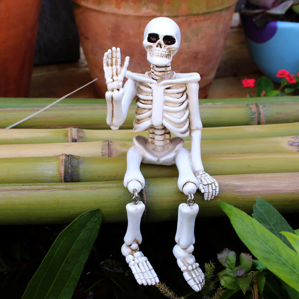 Halloween Skelett-Ornament aus Kunstharz mit winkender Hand