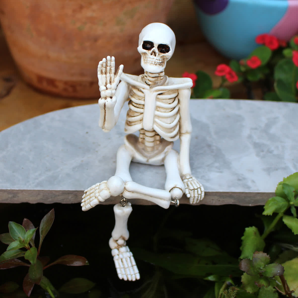 Halloween Skelett-Ornament aus Kunstharz mit winkender Hand