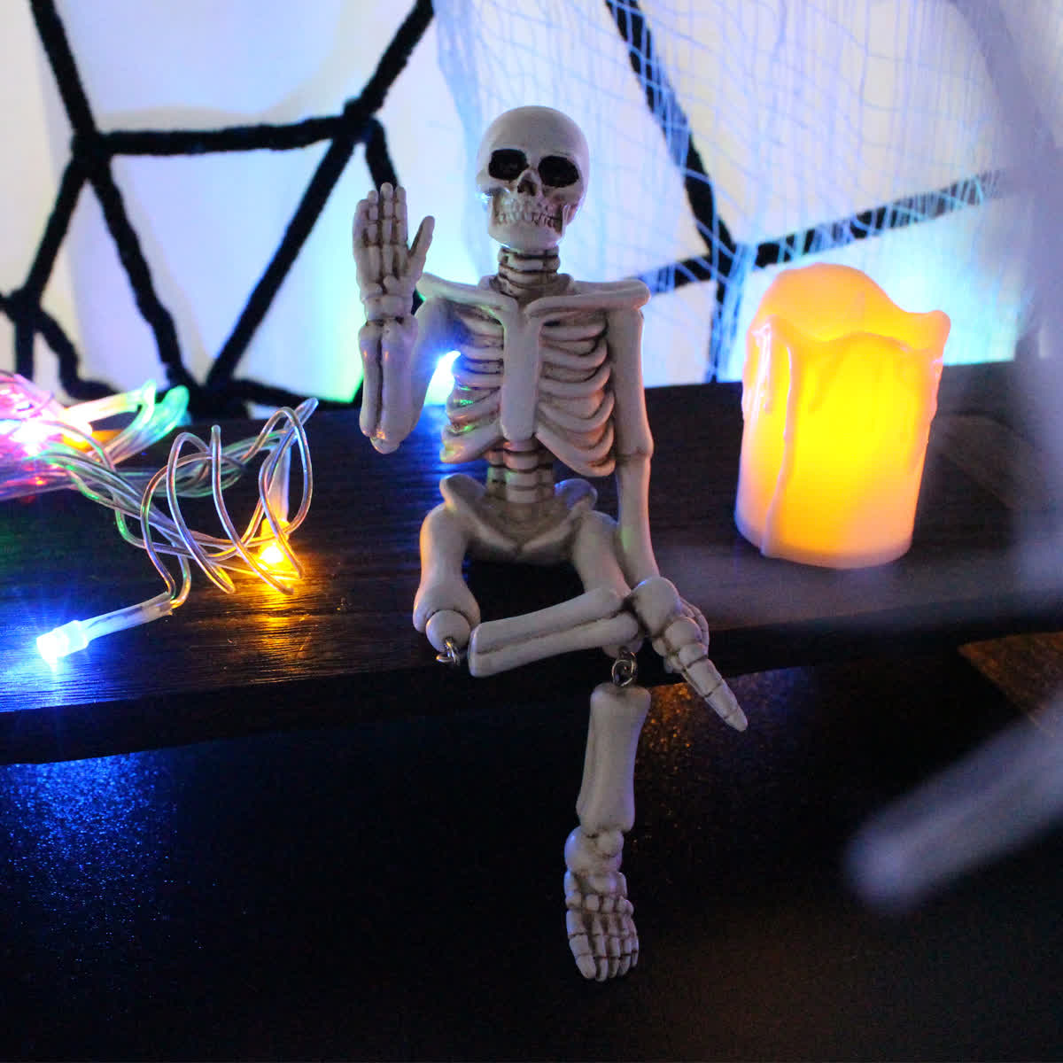 Halloween Skelett-Ornament aus Kunstharz mit winkender Hand