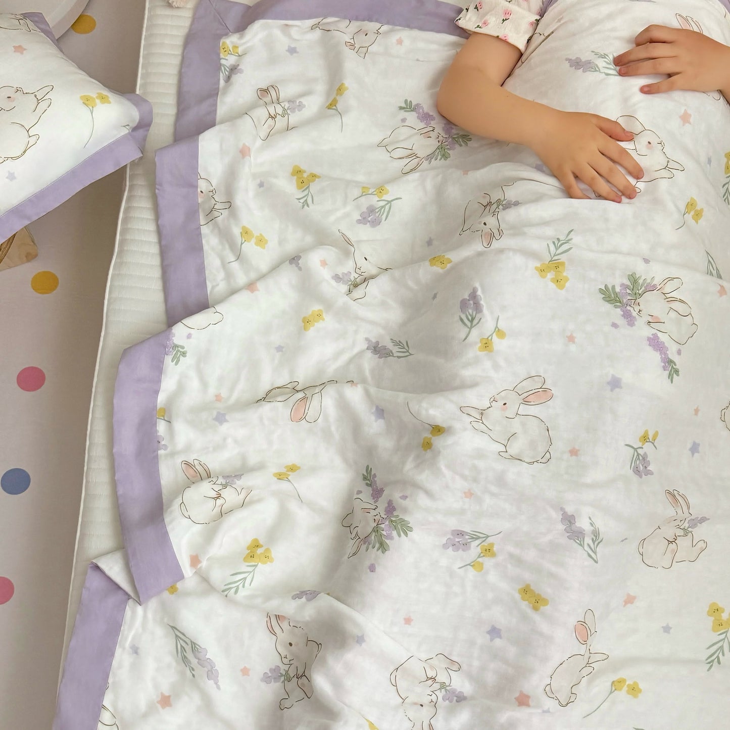 Atmungsaktive Steppdecke „Rural Rabbit“ für Babys und Kleinkinder