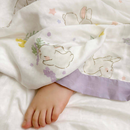 Atmungsaktive Steppdecke „Rural Rabbit“ für Babys und Kleinkinder