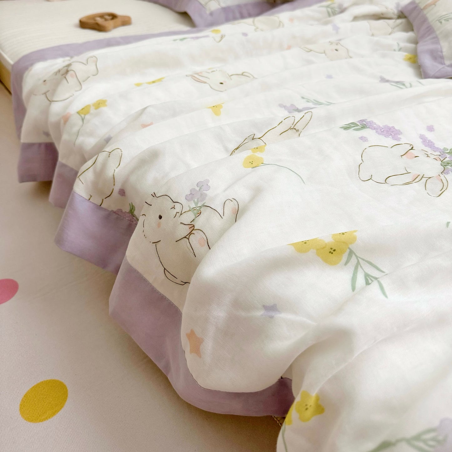 Atmungsaktive Steppdecke „Rural Rabbit“ für Babys und Kleinkinder