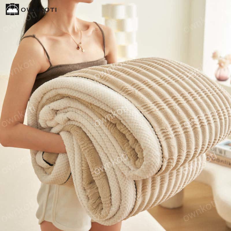 Fleecedecke mit Jacquard-Wellenstruktur
