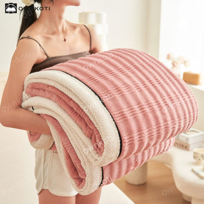 Fleecedecke mit Jacquard-Wellenstruktur