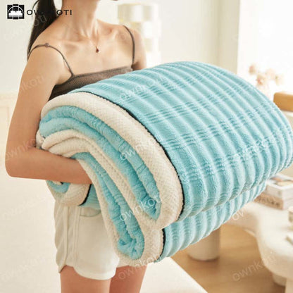 Fleecedecke mit Jacquard-Wellenstruktur