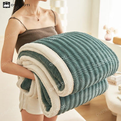 Fleecedecke mit Jacquard-Wellenstruktur