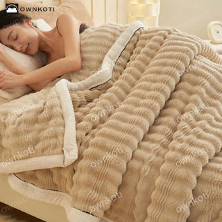 Fleecedecke mit Jacquard-Wellenstruktur