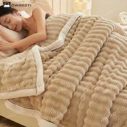 Fleecedecke mit Jacquard-Wellenstruktur
