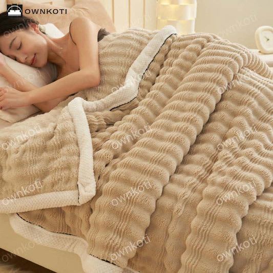 Fleecedecke mit Jacquard-Wellenstruktur
