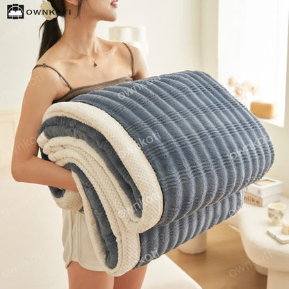 Fleecedecke mit Jacquard-Wellenstruktur