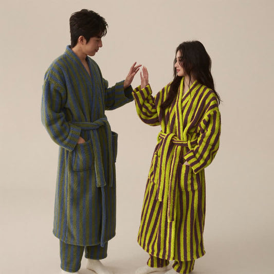 Langer Winter-Bademantel aus Fleece mit modernen Streifen