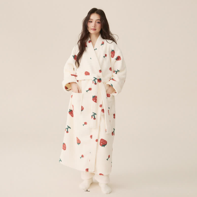 Langer Bademantel aus Winterfleece mit Erdbeer- und Kirschmotiv