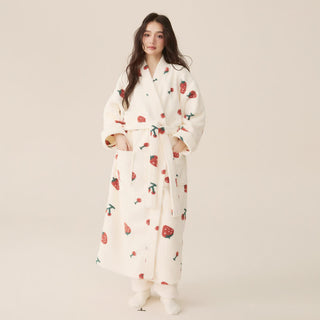Langer Bademantel aus Winterfleece mit Erdbeer- und Kirschmotiv