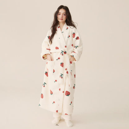 Langer Bademantel aus Winterfleece mit Erdbeer- und Kirschmotiv