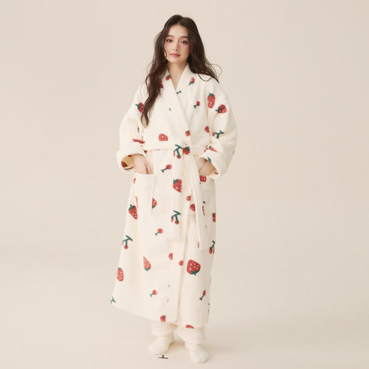 Langer Bademantel aus Winterfleece mit Erdbeer- und Kirschmotiv