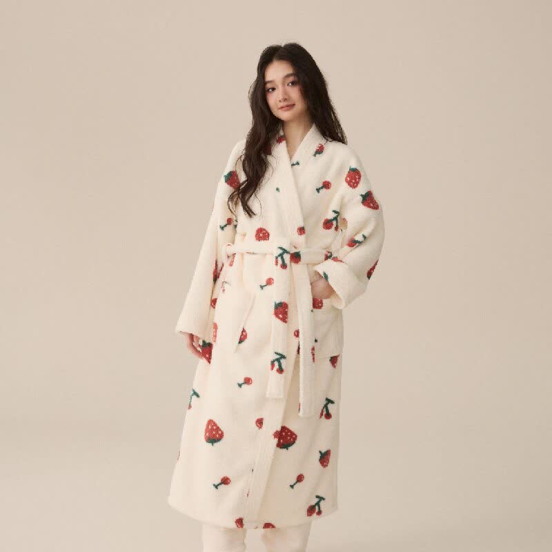 Langer Bademantel aus Winterfleece mit Erdbeer- und Kirschmotiv