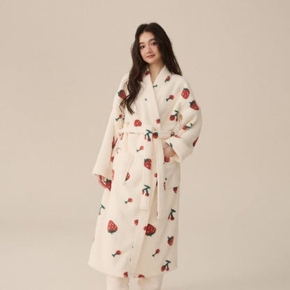 Langer Bademantel aus Winterfleece mit Erdbeer- und Kirschmotiv