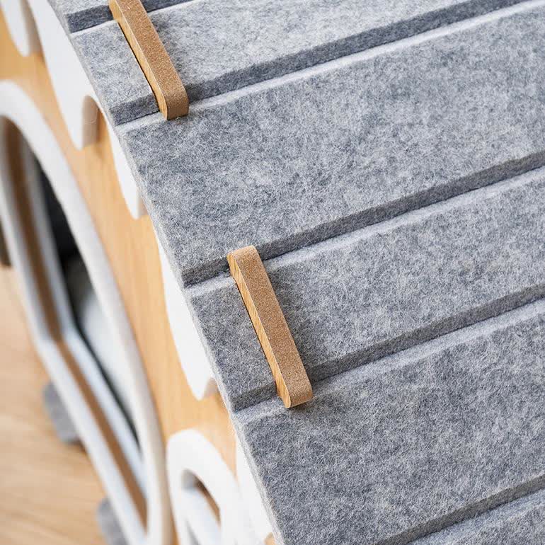 Einfaches, geschlossenes, zusammengebautes Haustierbett