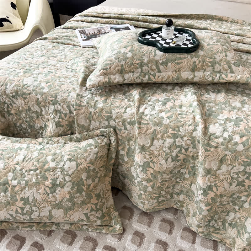 Gesteppte Tagesdecke aus Baumwollgaze mit Jacquard-Blumenmuster