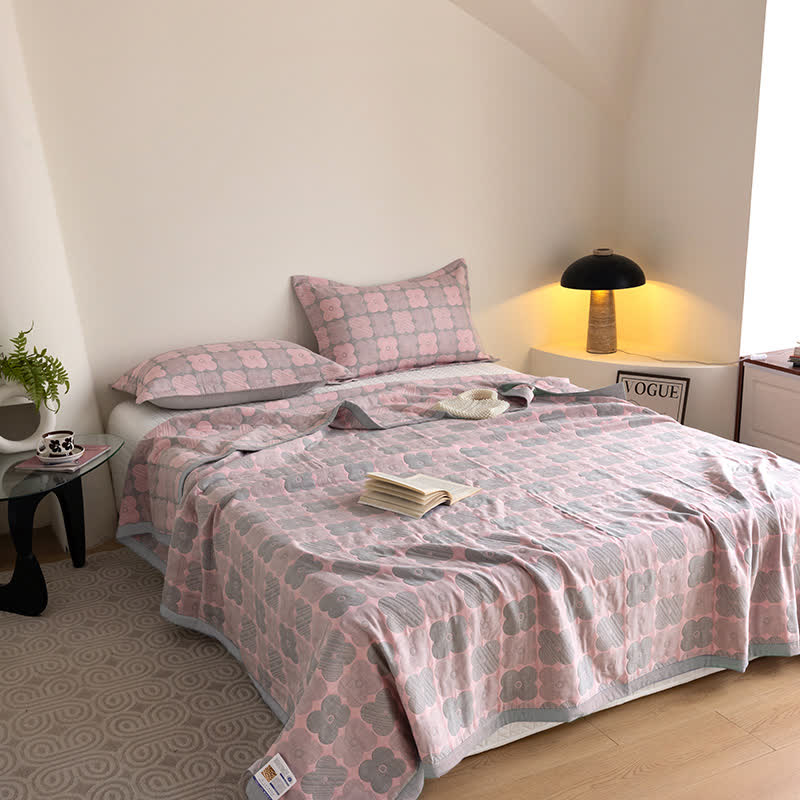 Dreilagige Steppdecke aus Baumwollgaze mit lebendigen Blumen