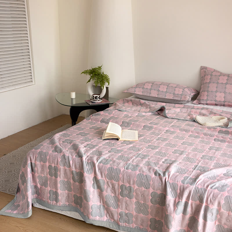Dreilagige Steppdecke aus Baumwollgaze mit lebendigen Blumen