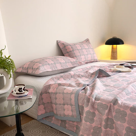 Dreilagige Steppdecke aus Baumwollgaze mit lebendigen Blumen