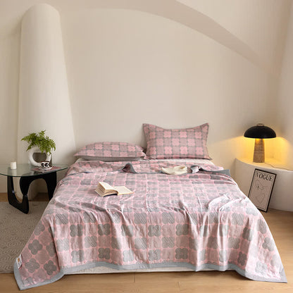 Dreilagige Steppdecke aus Baumwollgaze mit lebendigen Blumen