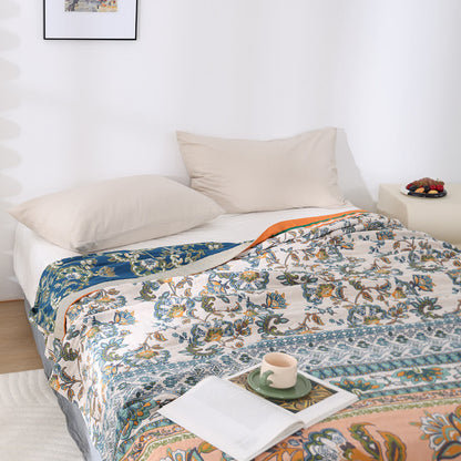 Kuschelige Decke aus Baumwollgaze mit Retro-Blumenmuster