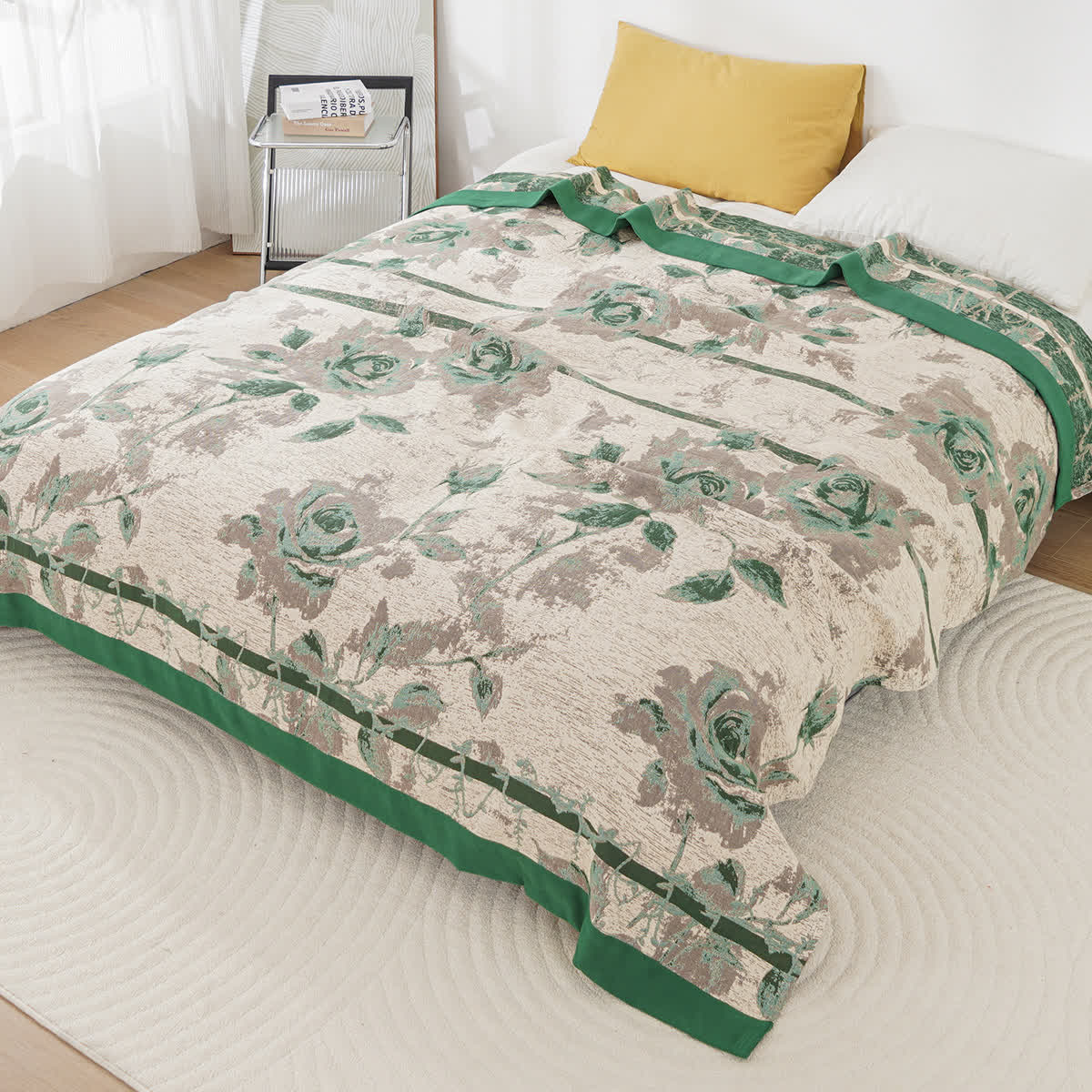 Kuschelige Decke aus Baumwollgaze mit Rosenmuster