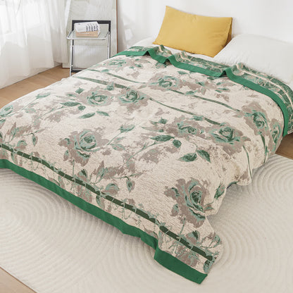 Kuschelige Decke aus Baumwollgaze mit Rosenmuster