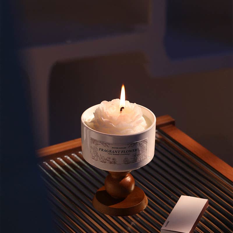 Elegante Duftkerze aus Keramik mit Kamelienmotiv