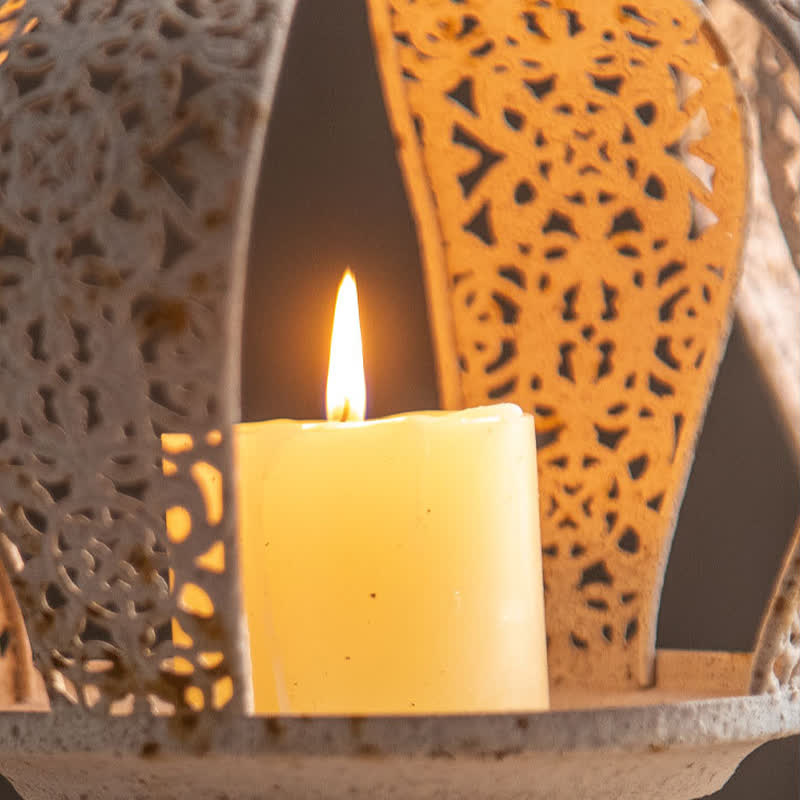 Kerzenständer aus Metall in Kronenform