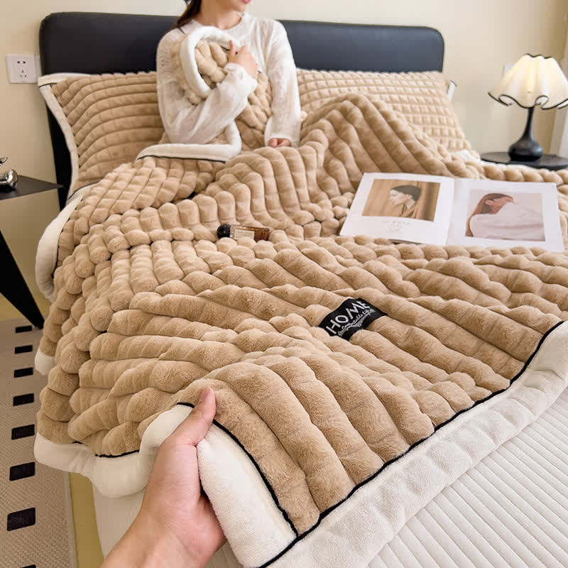 Weiche Fleece-Überwurfdecke mit karierter Textur