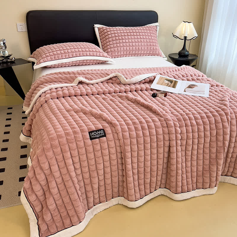 Weiche Fleece-Überwurfdecke mit karierter Textur