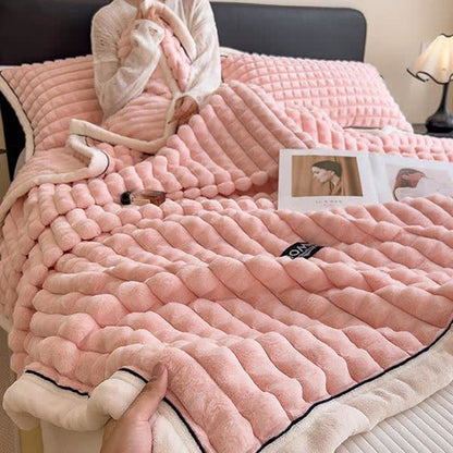 Weiche Fleece-Überwurfdecke mit karierter Textur