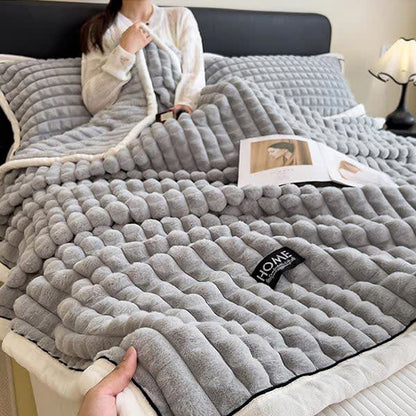 Weiche Fleece-Überwurfdecke mit karierter Textur