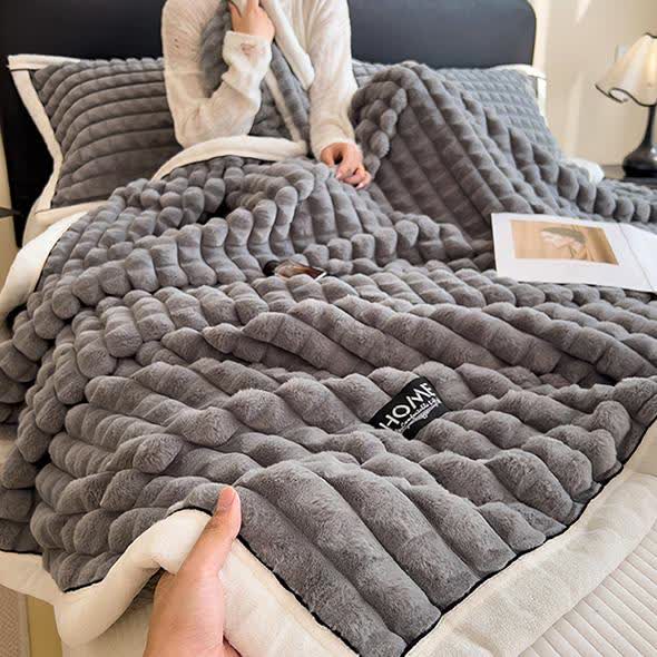 Weiche Fleece-Überwurfdecke mit karierter Textur