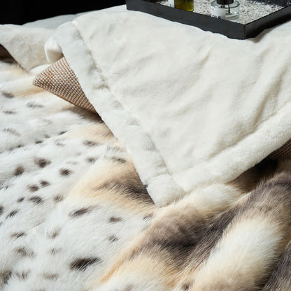 Luxuriöse Überwurfdecke aus Kunstfell mit Leopardenmuster